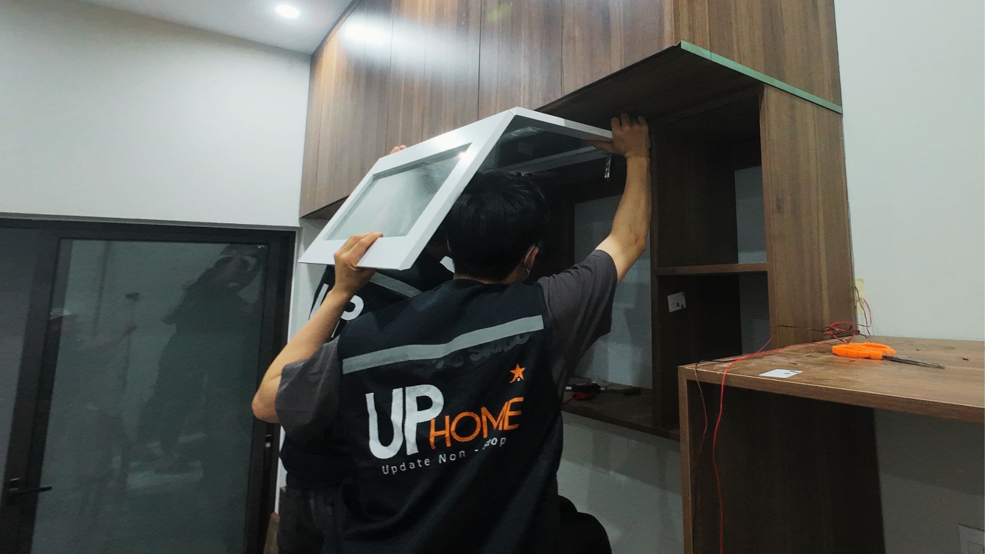 Thợ UPhome lắp cánh tủ gỗ theo kích thước đã khảo sát