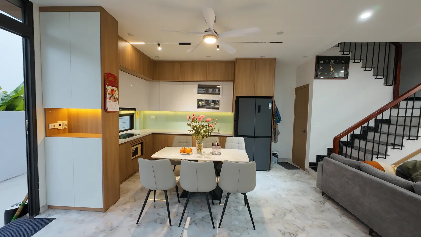 Không gian bếp liên thông phòng khách nhà phố 4 tầng tại Long Biên