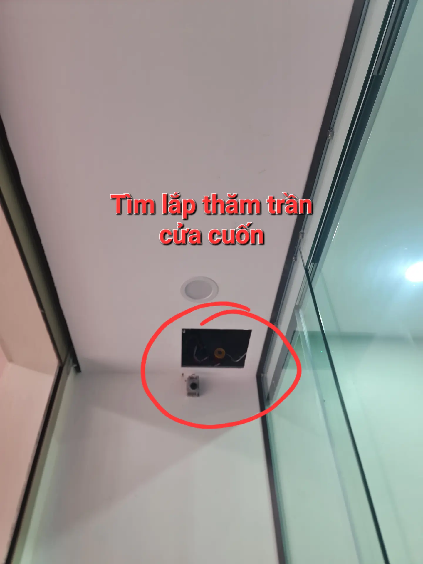 Kiểm tra lỗ thăm trần khi sửa chữa bảo trì nội thất