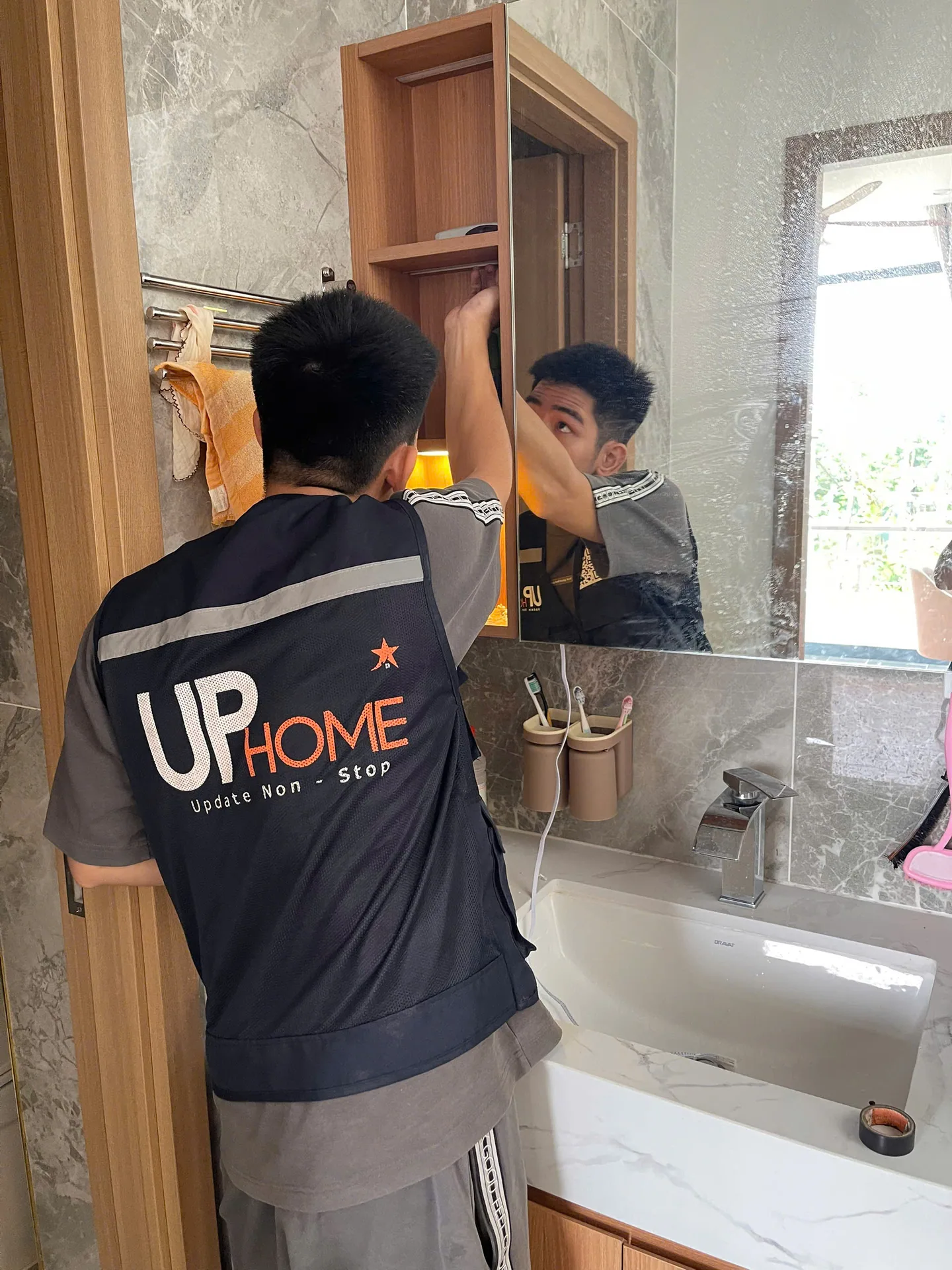 Kỹ thuật viên UPhome kiểm tra và bảo trì tủ gương phòng tắm