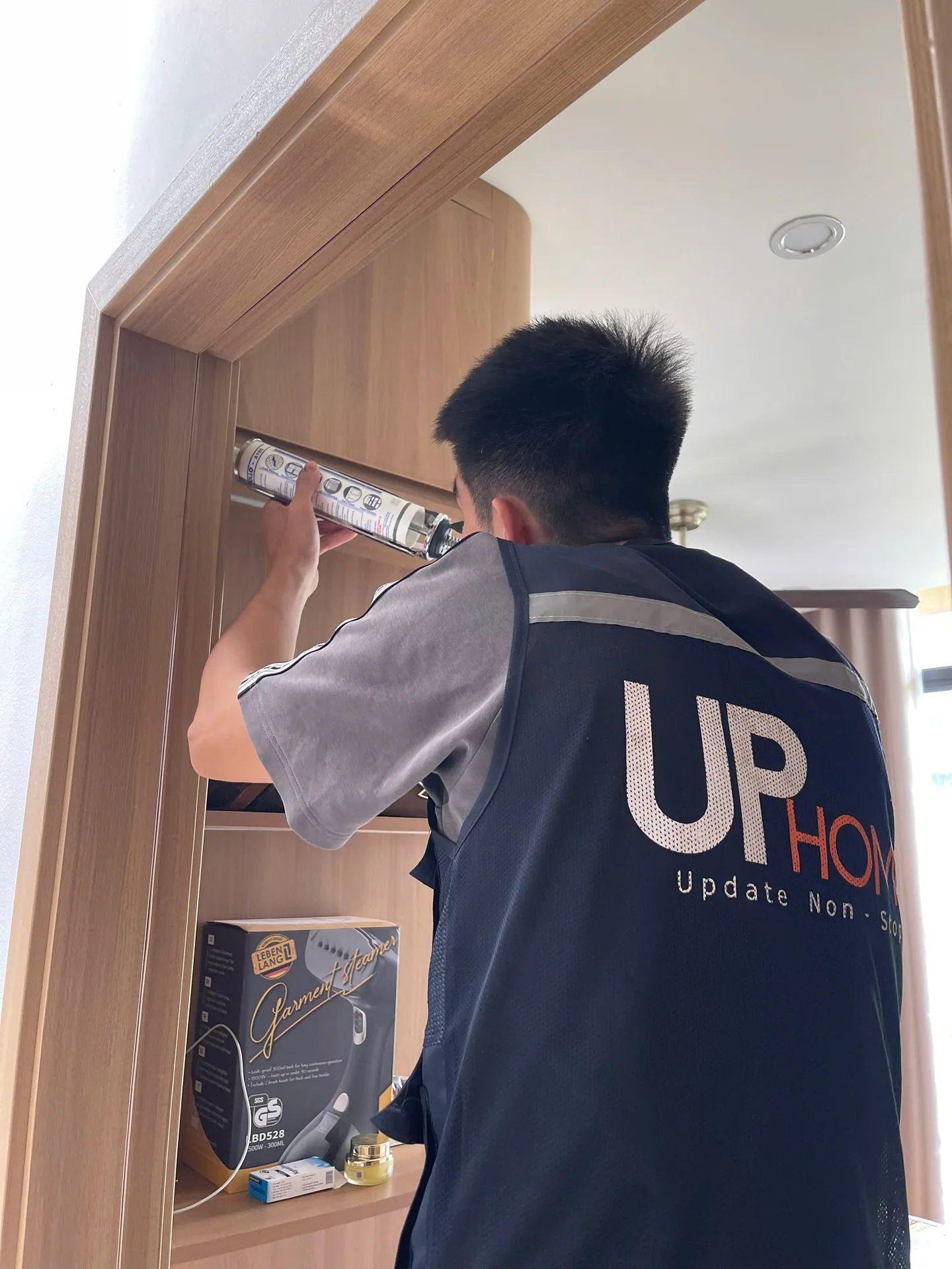 Kỹ thuật viên UPhome hoàn thiện tủ gỗ tại công trình