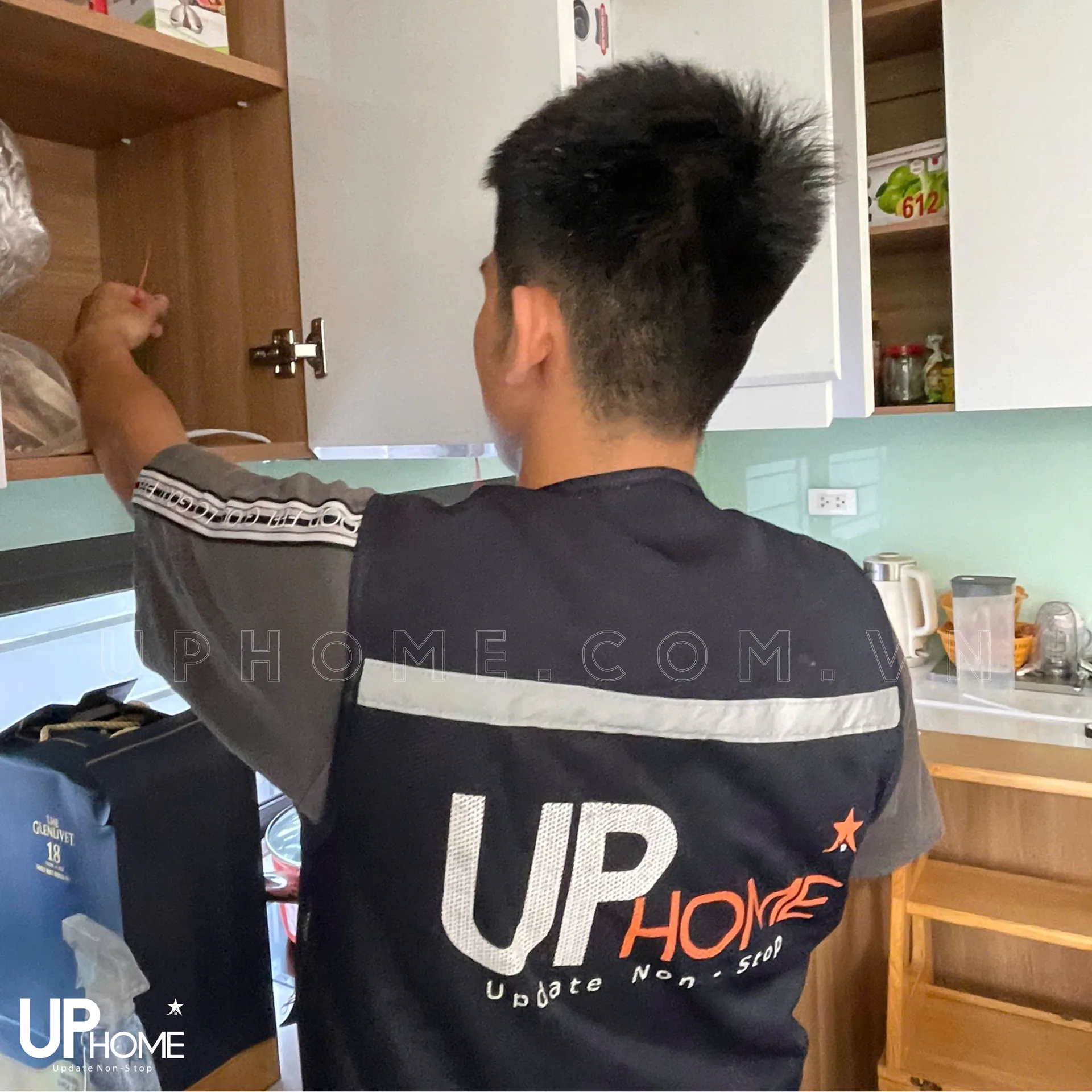 Kiểm tra bản lề và bề mặt tủ để phát hiện lỗi thi công