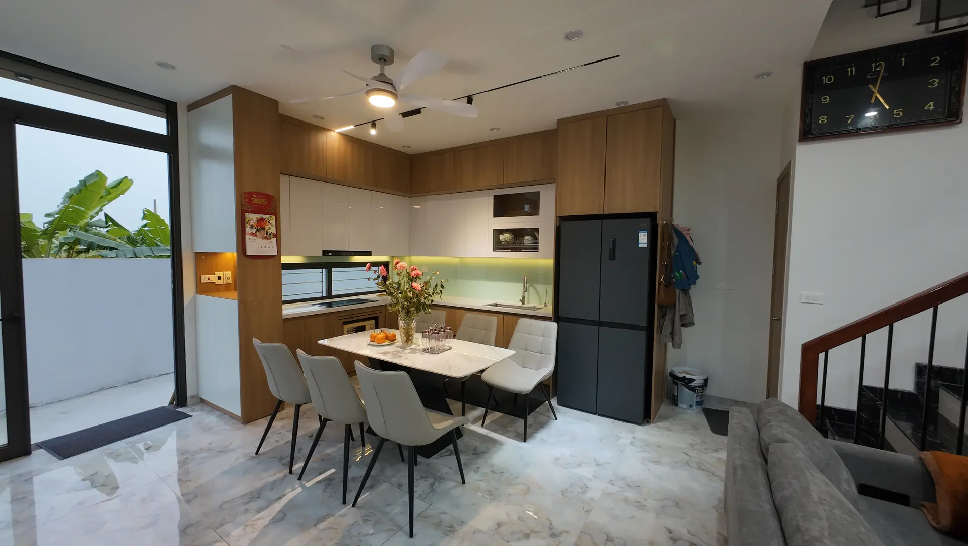 Thi công nội thất phòng khách liên thông bếp thực tế sau hoàn thiện