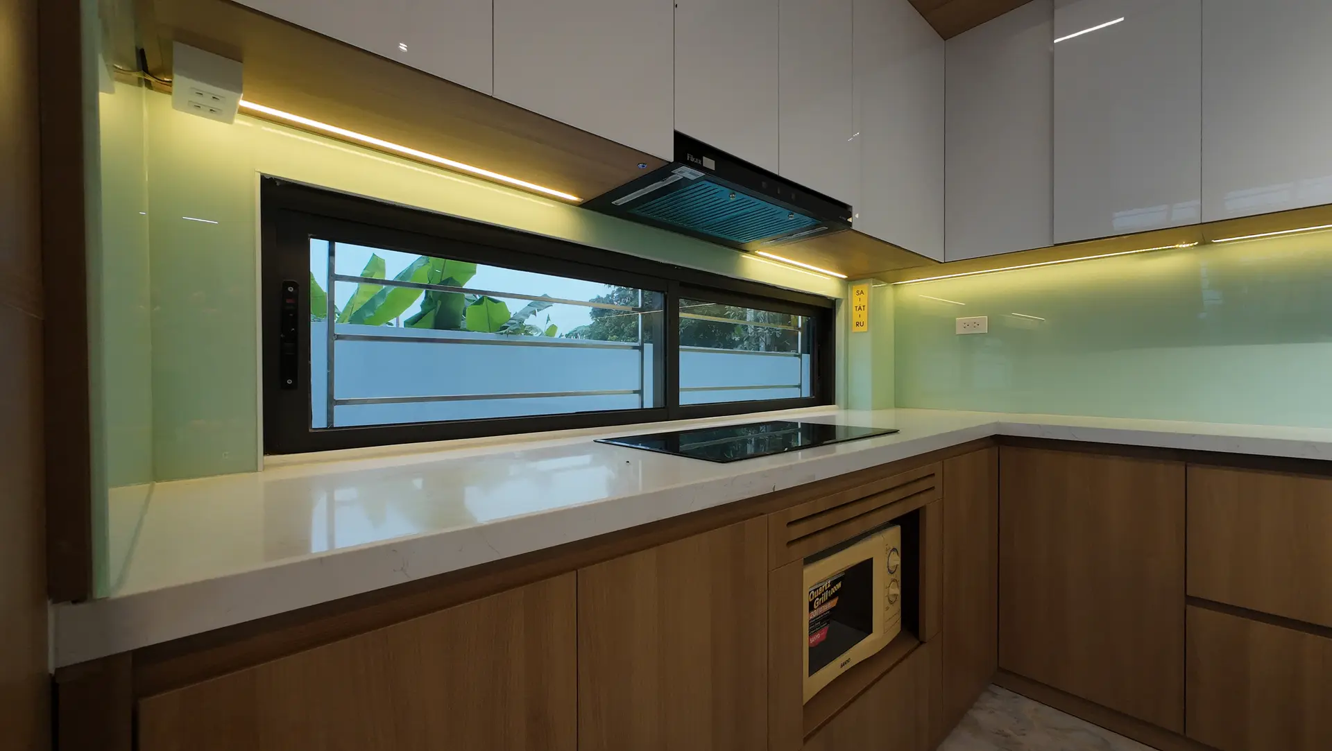 Chi tiết tủ bếp, mặt đá và kính ốp sau hoàn thiện