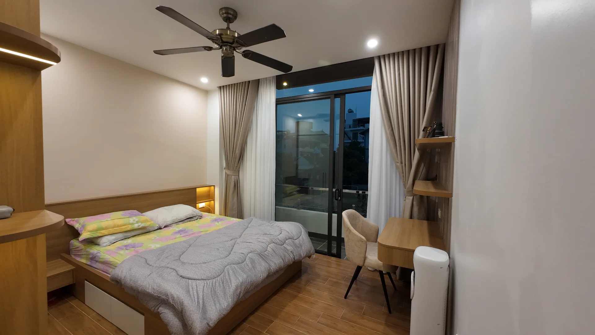 Thi công nội thất phòng ngủ thực tế có giường, bàn làm việc và ban công
