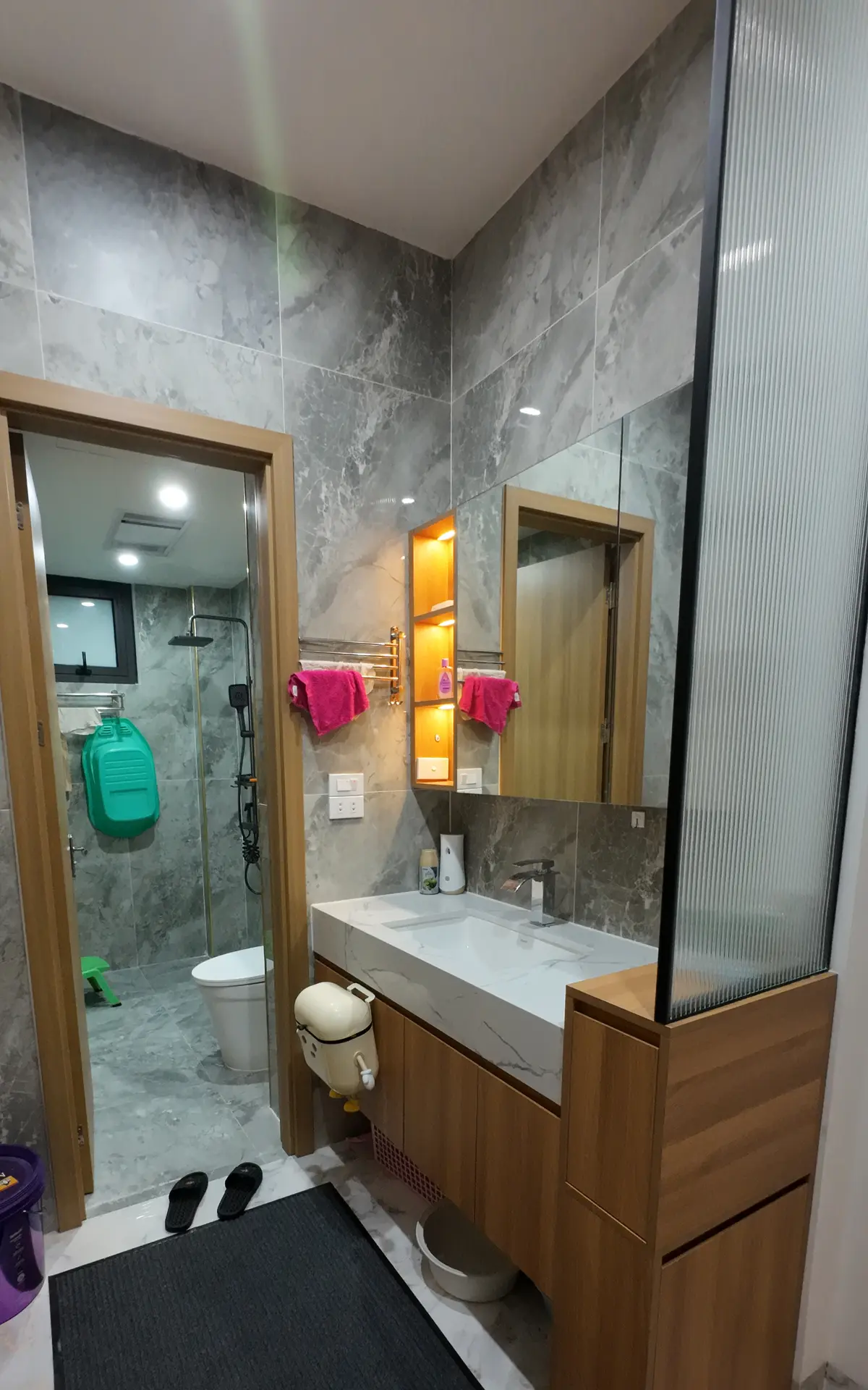 Tủ lavabo gỗ trong phòng tắm hoàn thiện cần kiểm tra vật liệu và cạnh tủ