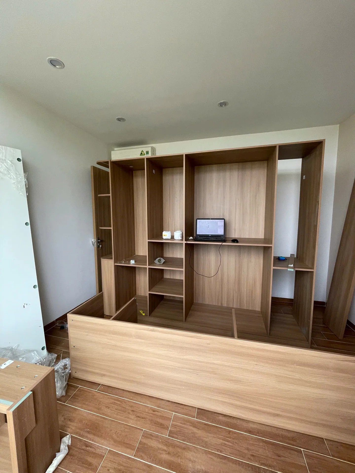 Hệ tủ quần áo nhà phố Long Biên trong giai đoạn lắp đặt