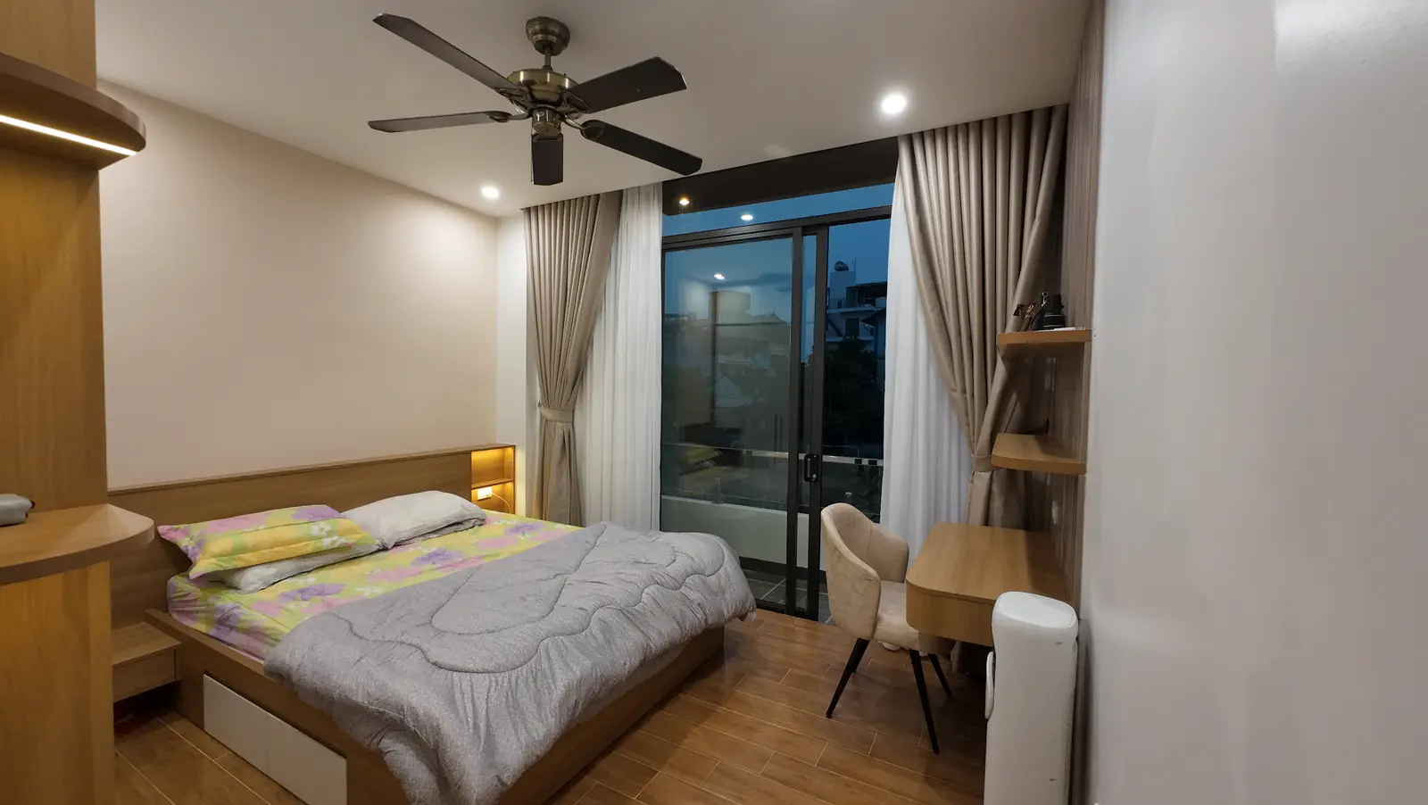Phòng ngủ hoàn thiện trong nhà phố 4 tầng tại Long Biên