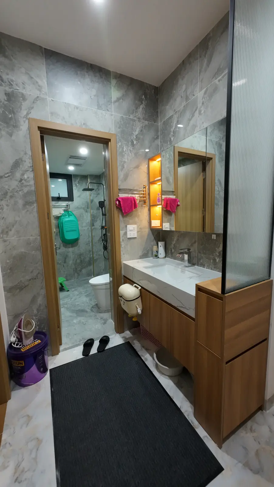 Khu vực lavabo và phòng tắm của nhà phố tại Long Biên