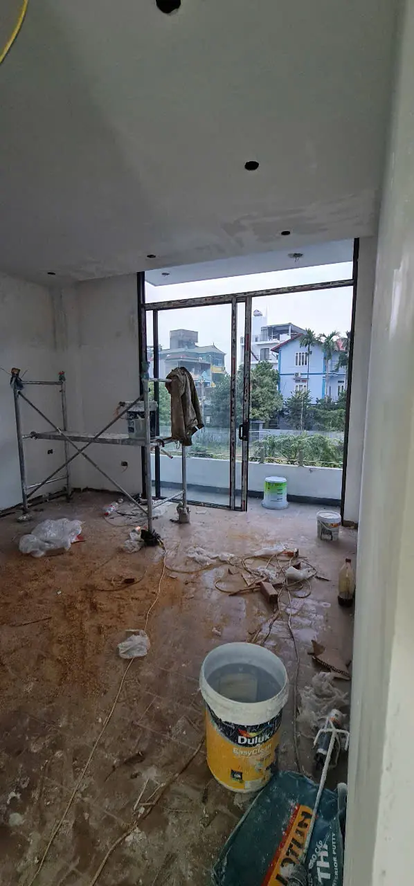 Không gian nội thất nhà phố Long Biên trong giai đoạn hoàn thiện