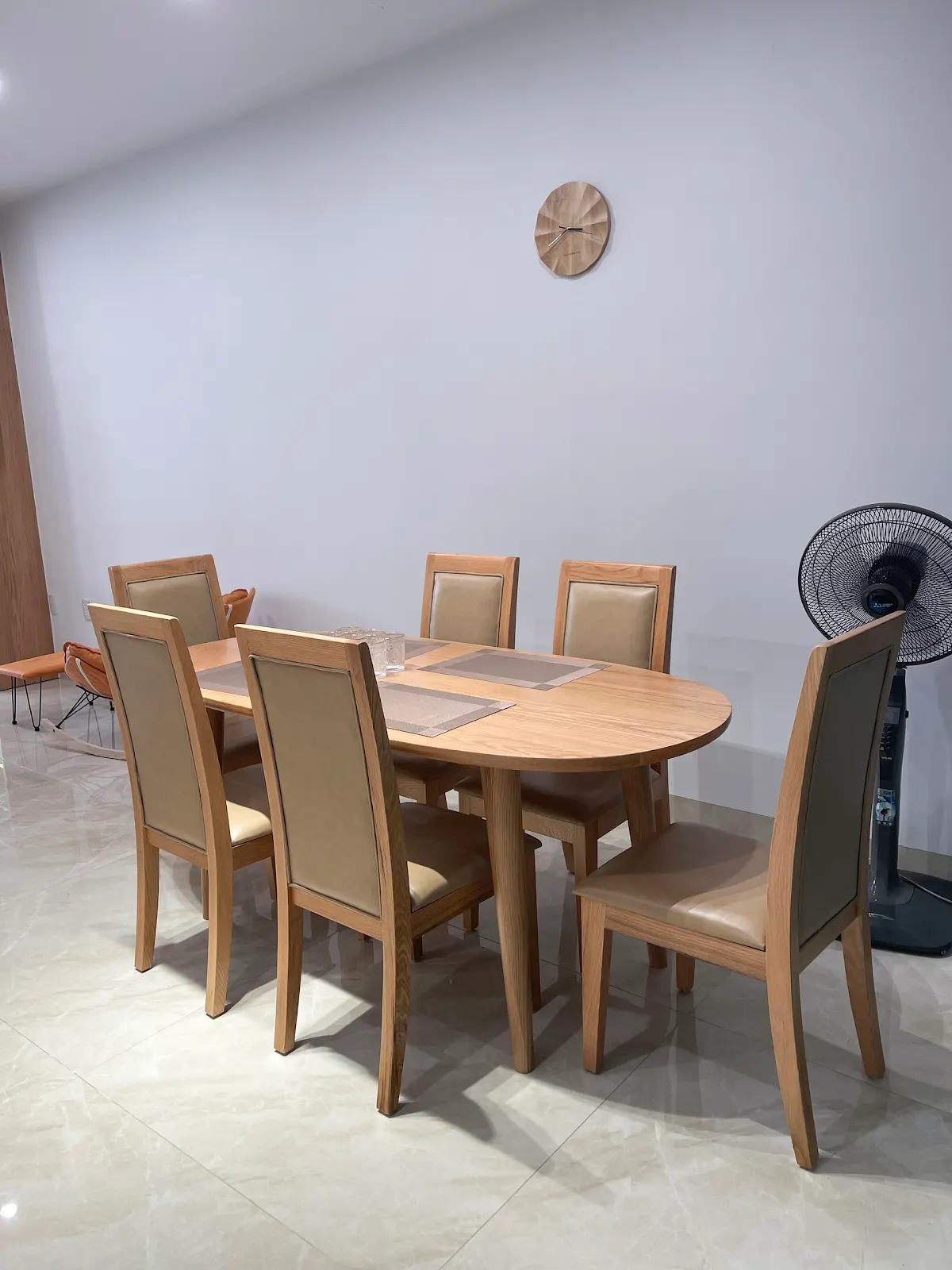 Bàn ăn gỗ thực tế trong hồ sơ báo giá nội thất