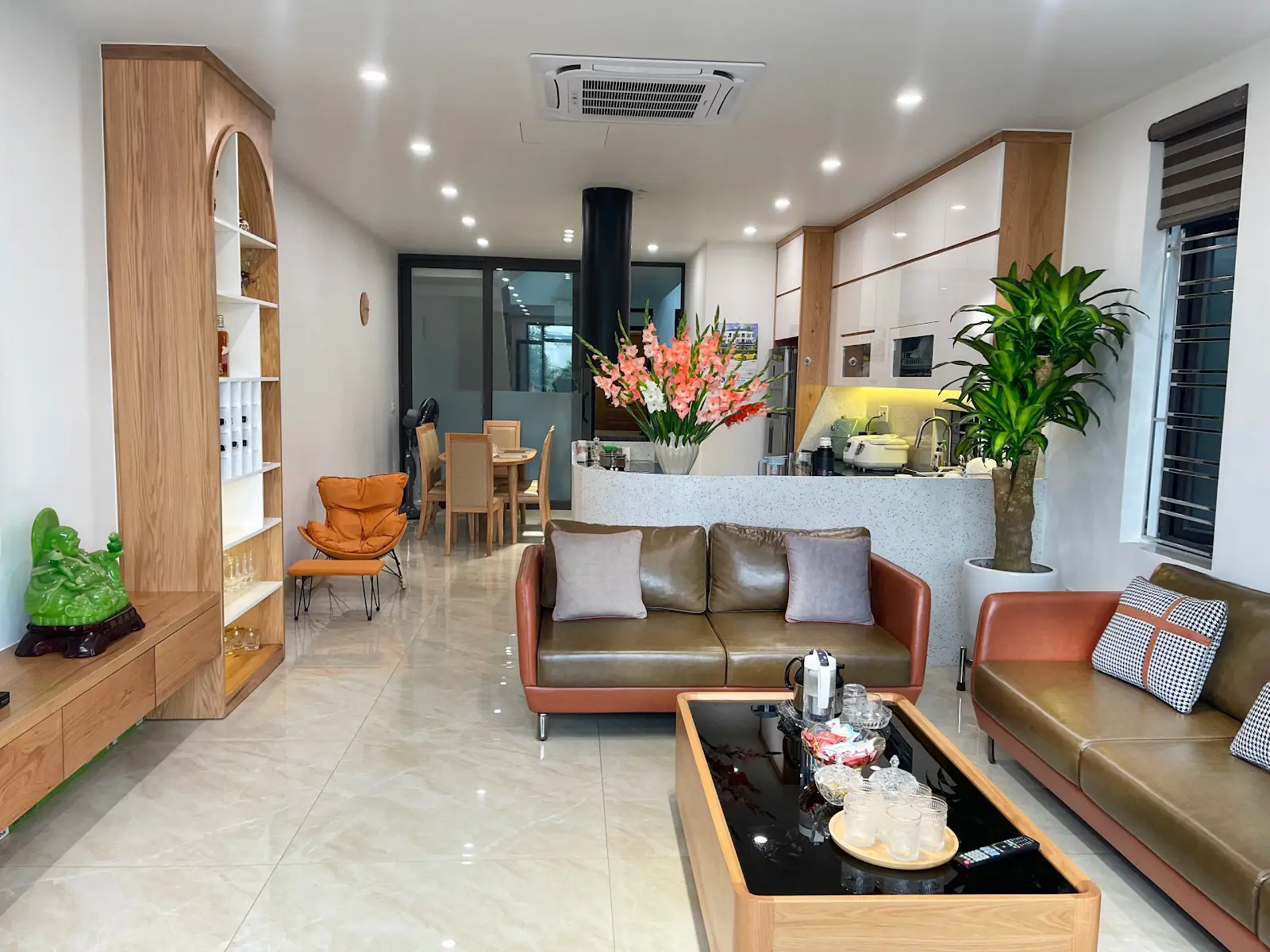 Không gian bếp và phòng khách liên thông sau hoàn thiện