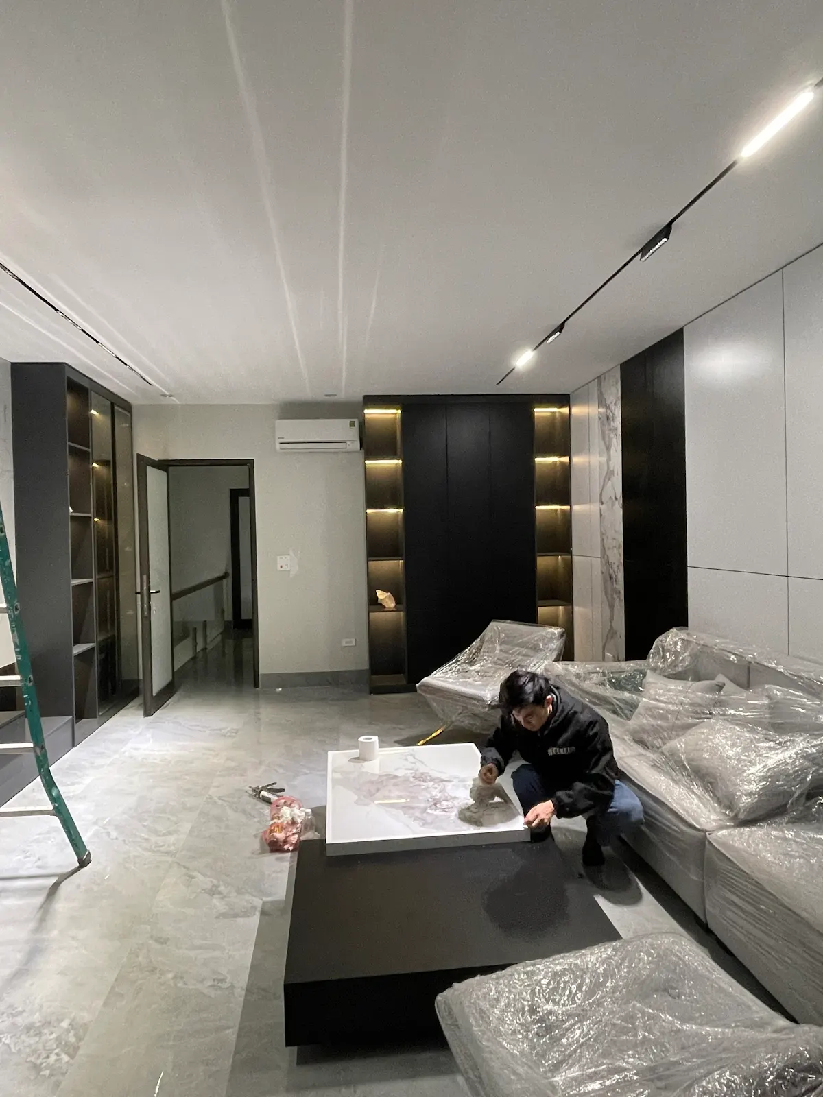 Thợ UPhome hoàn thiện đồ gỗ tại công trình