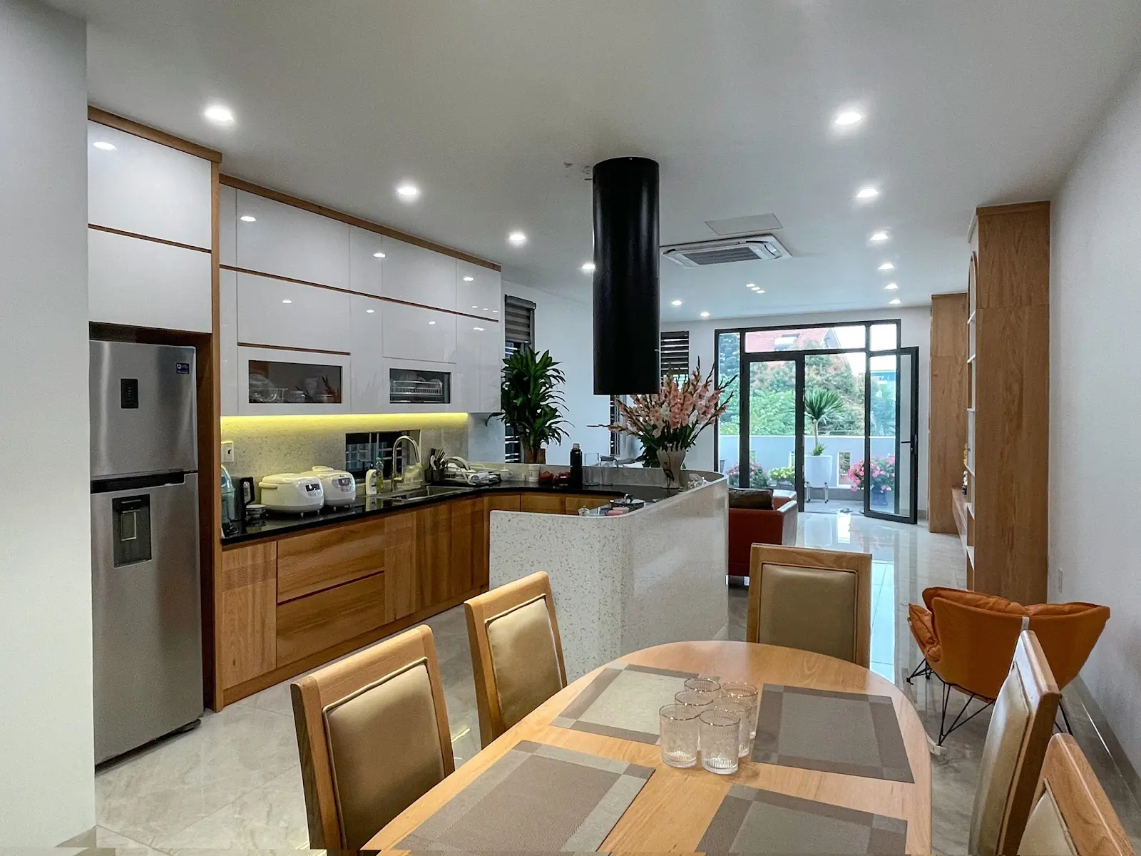 Tủ bếp gỗ và bàn đảo thực tế để bóc tách chi phí