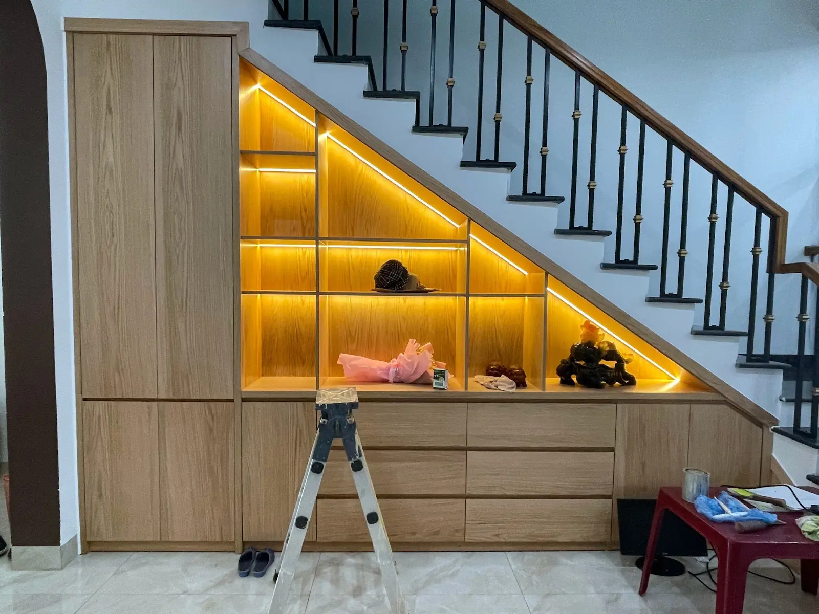 Tủ dưới cầu thang đang hoàn thiện cần kiểm tra khe và liên kết